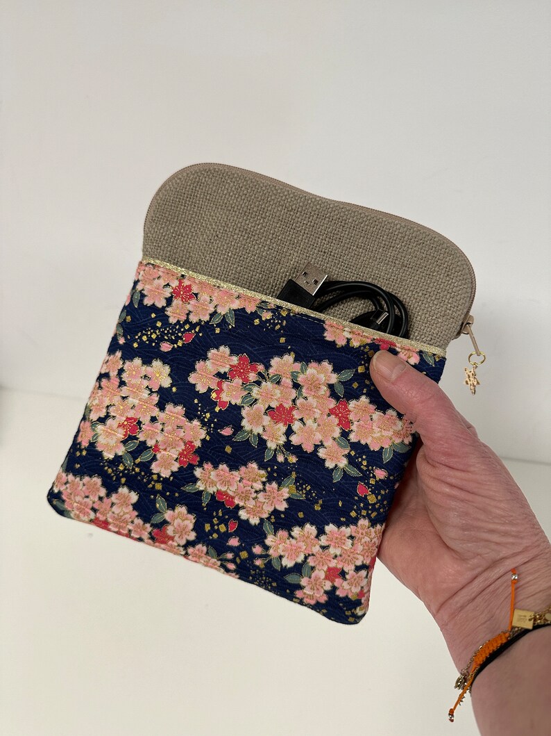 Kindle pouch in linen and Japanese floral fabric / Custom Kobo zipped case / Customizable ebook case with charger pocket image 6
