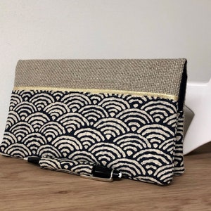 Porte chéquier et stylo, lin et tissu japonais Seigaiha / Etui chéquier beige, bleu nuit, doré / Housse carnet chèques personnalisable