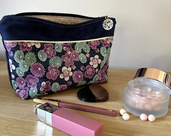 Pochette maquillage tissu japonais à fleurs mauves / Trousse de sac bleu marine et doré / Pochette femme personnalisable