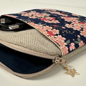 Kindle pouch in linen and Japanese floral fabric / Custom Kobo zipped case / Customizable ebook case with charger pocket image 2