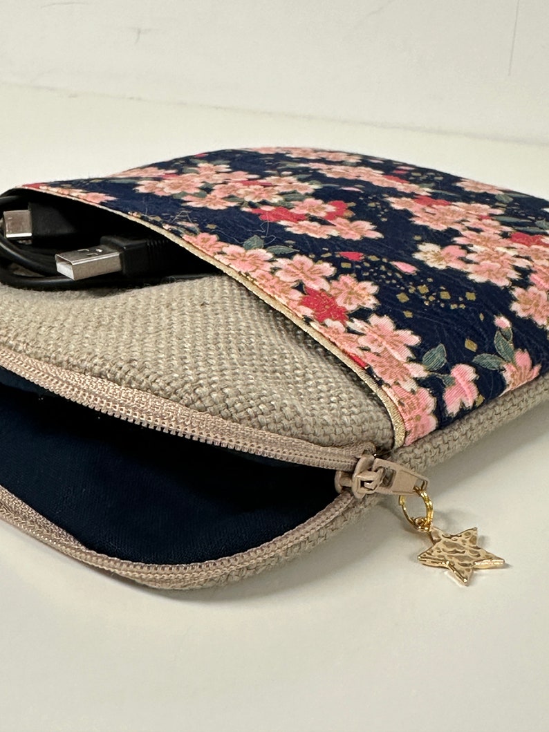 Kindle pouch in linen and Japanese floral fabric / Custom Kobo zipped case / Customizable ebook case with charger pocket image 2