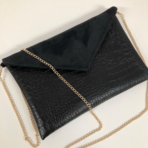 Pochette soirée noire aspect reptile / Pochette mariage forme enveloppe personnalisable, avec ou sans chainette / Sac à main noir femme image 7