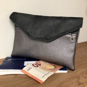 Cartera de mujer gris, con solapa, personalizable / Compañero de bolso, piel vegetal granulada y ante / Monedero con cremallera, porta chequera