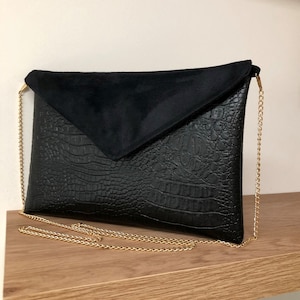 Pochette soirée noire aspect reptile / Pochette mariage forme enveloppe personnalisable, avec ou sans chainette / Sac à main noir femme image 1