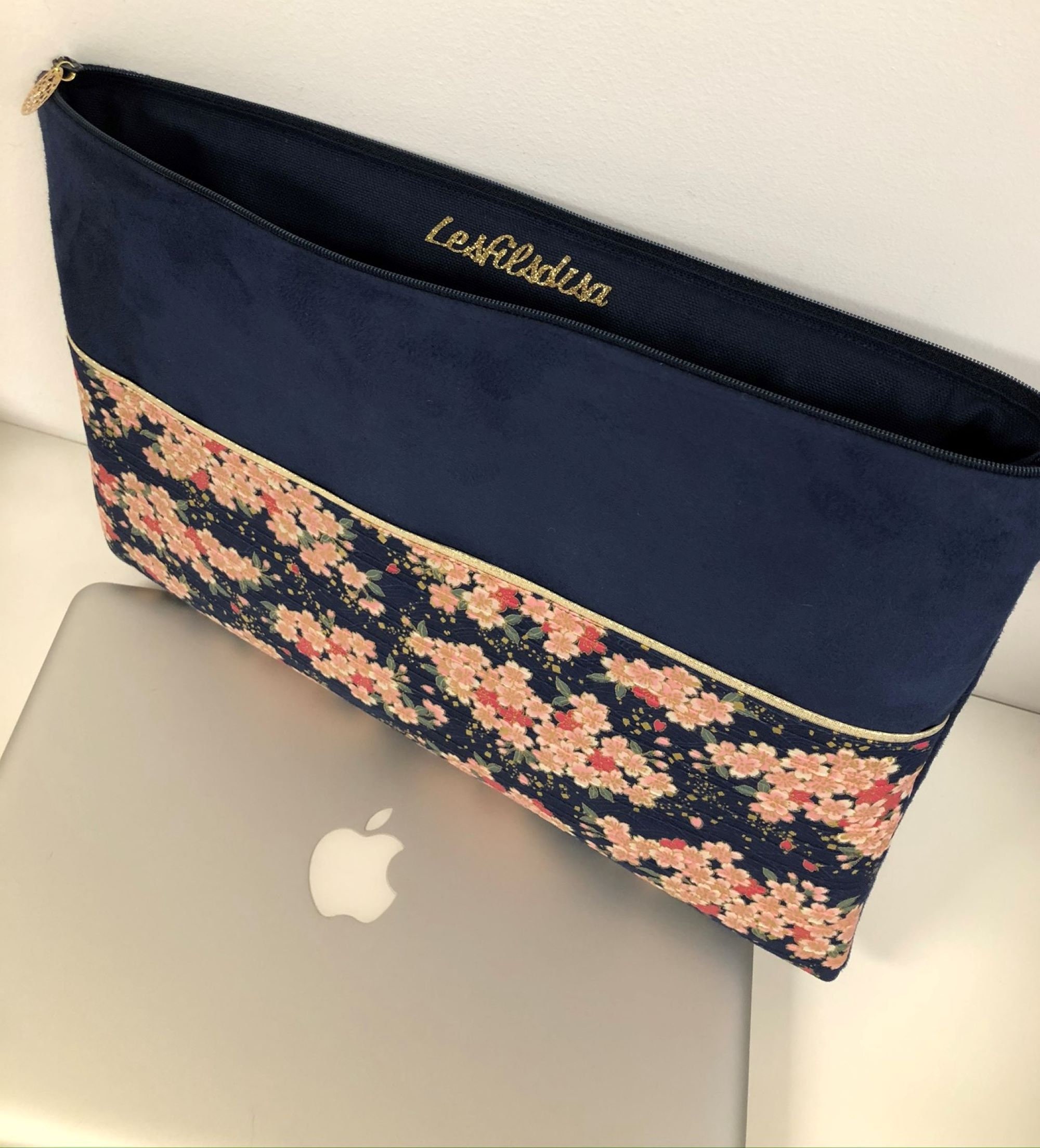 Pochette ordinateur bleu marine, dorée, avec poche chargeur / Housse  MacBook tissu japonais fleuri, suédine, liseré doré / Fleurs cerisiers -   France
