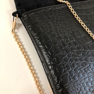 Pochette soirée noire aspect reptile / Pochette mariage forme enveloppe personnalisable, avec ou sans chainette / Sac à main noir femme image 10