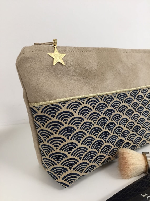 Trousse à maquillage, tissu japonais beige et bleu marine, suédine sable,  liseré doré / pochette de sac esprit japonais - Un grand marché