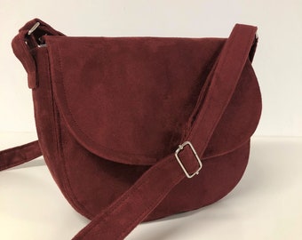 Women's burgundy shoulder bag, customizable / Adjustable shoulder bag, dark red suedette / Handbag with flap, rounded shape