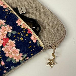 Kindle pouch in linen and Japanese floral fabric / Custom Kobo zipped case / Customizable ebook case with charger pocket image 4