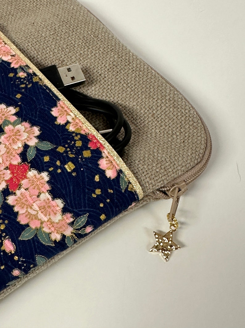 Kindle pouch in linen and Japanese floral fabric / Custom Kobo zipped case / Customizable ebook case with charger pocket image 4