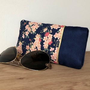 Etui lunettes souple, bleu marine, doré, tissu japonais fleuri  / Housse molletonnée, suédine personnalisable / Etui téléphone personnalisé