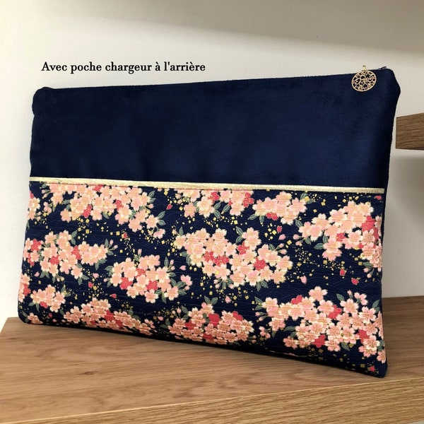 Pochette ordinateur bleu marine, dorée, avec poche chargeur / Housse MacBook tissu japonais fleuri, suédine, liseré doré / Fleurs cerisiers