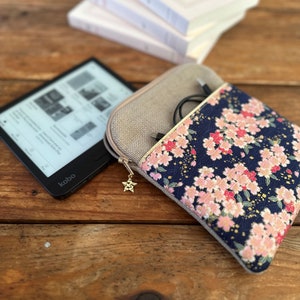 Pochette Kobo en lin et tissu japonais fleuri / Etui zippé liseuse Kindle sur mesure / Housse ebook avec poche chargeur, personnalisable