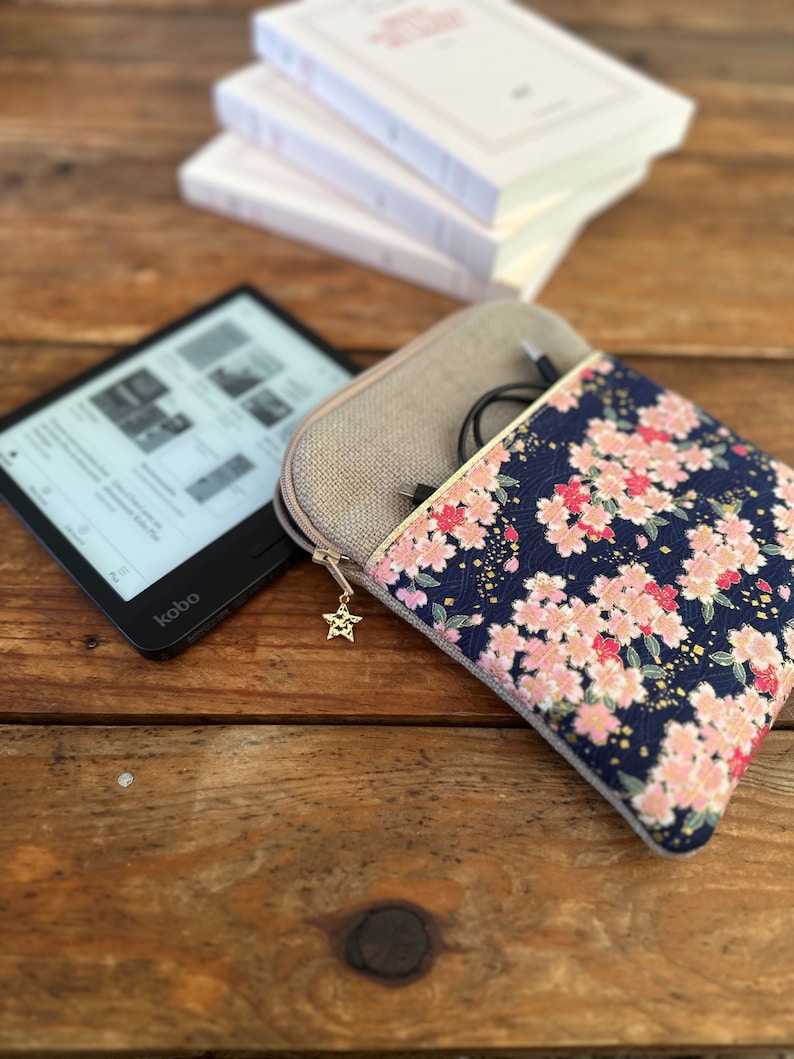 Kindle pouch in linen and Japanese floral fabric / Custom Kobo zipped case / Customizable ebook case with charger pocket image 5