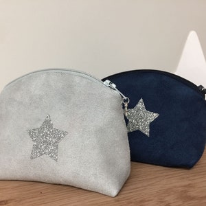 Petit porte monnaie gris clair avec étoile pailletée, personnalisable / Mini pochette zippée, suédine gris perle, paillettes argentées