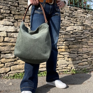 Kaki groene hobo tas, afneembaar stevig leren handvat / Donkergroene corduroy bucket bag, leer naar keuze / Schoudertas, sportkledingstijl