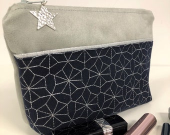 Trousse maquillage gris perle, bleu nuit et argenté / Pochette en suédine gris clair, motifs géométriques à paillettes, personnalisable