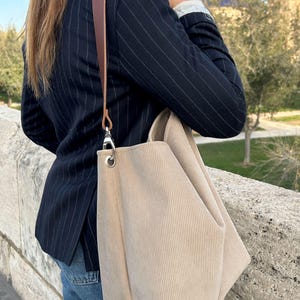 Hobo-Tasche aus beigefarbenem Samt, abnehmbarer Ledergriff / Beuteltasche für Damen, Cord, brauner Ledergriff / Umhängetasche, Sportswear-Stil