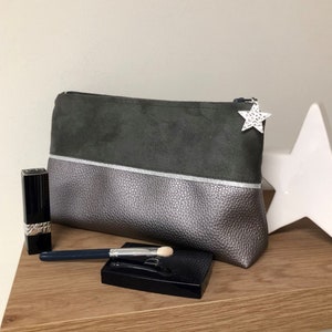 Trousse maquillage grise et argentée avec étoile  / Pochette fourre-tout personnalisable pour femme en suédine et similicuir