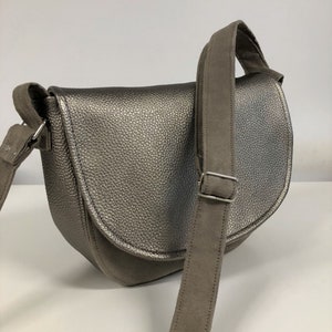 Sac bandoulière taupe, suédine, cuir végétal irisé / Besace beige grisé, bandoulière réglable, rabat aimanté / Petit sac femme, bi-matière