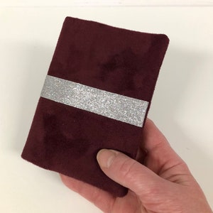 Copertina del passaporto, bordeaux con glitter argento / Custodia per documenti di viaggio personalizzata / Copertina del passaporto in pelle scamosciata personalizzabile
