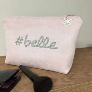 Trousse maquillage rose pastel et paillettes argentées / Pochette de sac suédine et message personnalisable / Idée cadeau à personnaliser