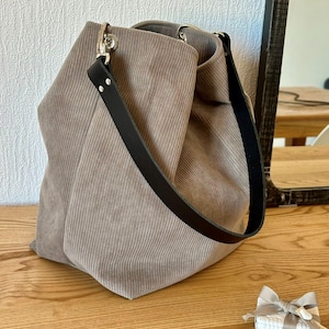 Taupe Hobo-Tasche, abnehmbarer fester Ledergriff / Cord-Beuteltasche, Leder Ihrer Wahl / Schultertasche im Sportswear-Stil