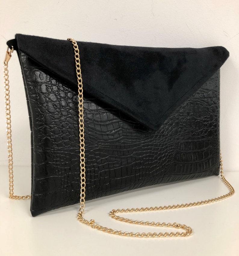 Pochette soirée noire aspect reptile / Pochette mariage forme enveloppe personnalisable, avec ou sans chainette / Sac à main noir femme Chaînette dorée