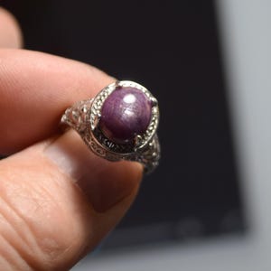 Könnte beinhalten: Ein Set aus drei Keramikbechern mit gesprenkelter, matter Oberfläche. Die Becher sind in Creme-, Hellbraun- und Dunkelbrauntönen gehalten. Jeder Becher hat ein schlichtes, minimalistisches Design.