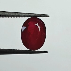 Peut inclure: Une tasse en céramique blanche avec une anse noire et le texte "But First, Coffee" en noir, en gras. La tasse est posée sur une surface blanche.