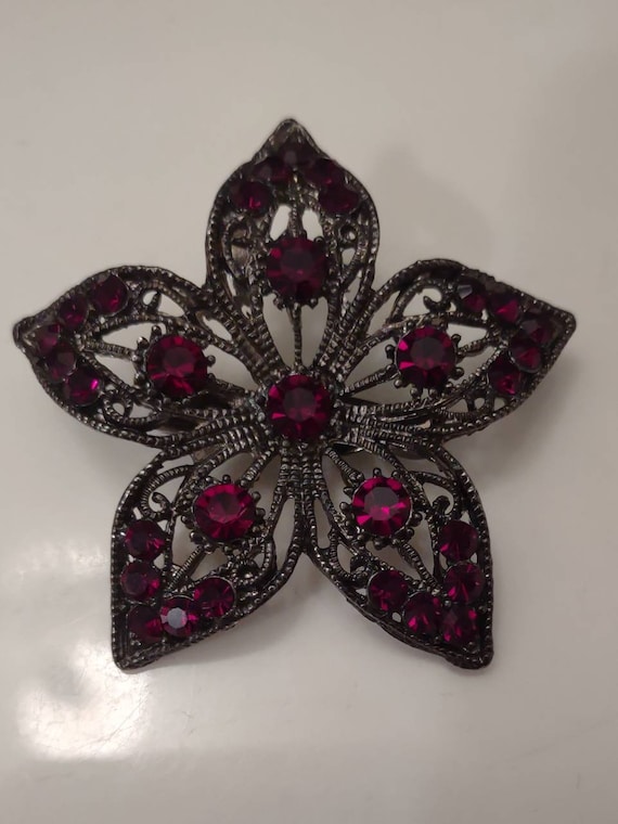 Antique Silver Tone Star Flower Brooch with Ruby R