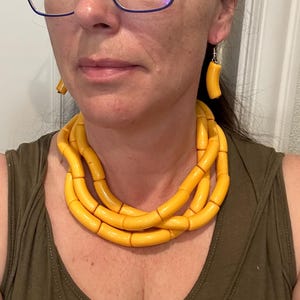 Handgemaakte geeloranje dikke statementketting - gewaagde meerstrengige mosterdkleurige acrylkraalsieraden, groot statementstuk, cadeau, geel