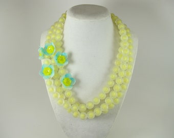 Gros collier jaune et bleu, bijoux floraux d'été, collier de fleurs jaunes et bleues, collier jaune à plusieurs rangs, bijoux en perles jaunes