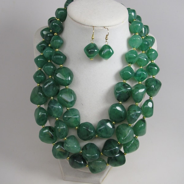 Collier vert forêt Chunky, collier vert pomme déclaration multi brin, collier de perles, bijoux de déclaration vert forêt de grosses perles vertes