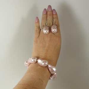Ensemble de boucles d&#39;oreilles bracelet de perles roses pêche, bracelet de perles roses tendance, grosses perles baroques roses, perles baroques coquillage rose pêche