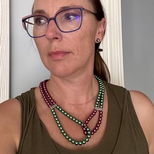 Collier de perles vert et rubis, noué, automne automne
