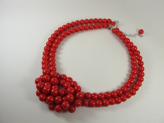 collier de perles en verre rouge pour femmes avec un élément métallique en  fil d'argent - longueur de 70 cm