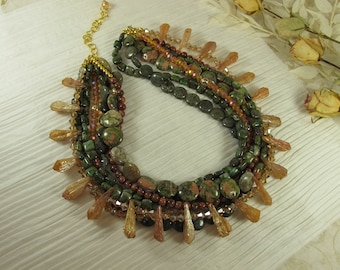Klobige grüne Achat-Halskette, grüne und braune Halskette, grün-braune Goldperlen-Halskette, mehrsträngige grüne und goldene Statement-Halskette