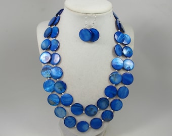 Chunky collier de déclaration bleu marine double brin collier de nacre bleue, coquille perlée bleu royal déclaration bijoux bleu saphir