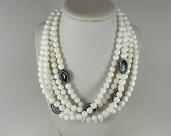 Collana vistosa a più fili in agata bianca con dettagli blu, gioiello da sposa o regalo per damigella d'onore.