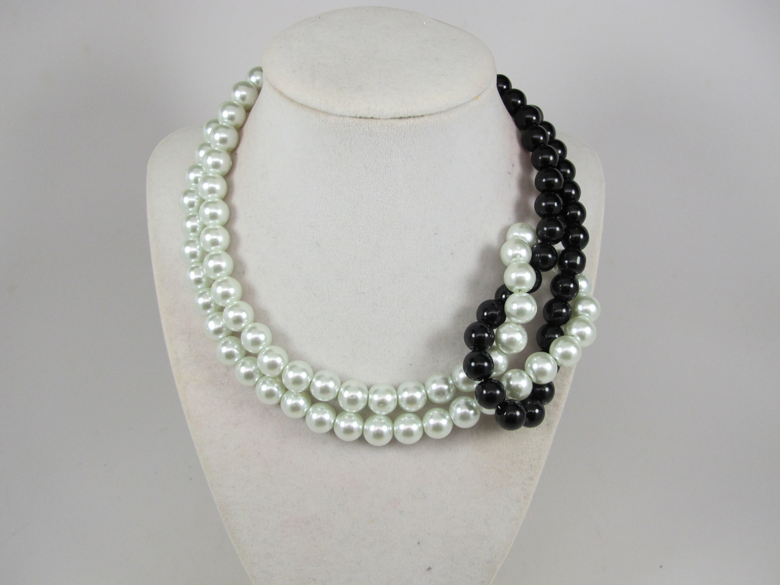 Collana multifilo di perle con perle di vetro nere e grigie, perle bianche testurizzate e perle bianche rotonde. Set alla moda. - Italia