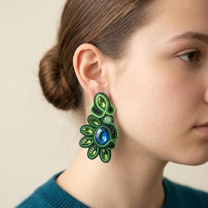 Pendientes llamativos bordados en verde bosque con forma de hoja (pendientes colgantes de 8,9 cm), joyería bohemia de verano para ella.
