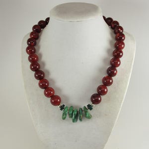Chunky fallen rote Rubin und grüne Halskette, Statement grün türkis rote Halskette, rote Perlen, roter Schmuck