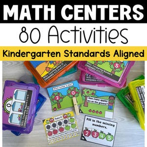Könnte beinhalten: Ein Satz von 80 Kindergarten-Mathematik-Zentren, die an die Kindergartenstandards angepasst sind. Die Aktivitäten sind in bunten Plastikbehältern mit Etiketten und Bildern organisiert. Die Aktivitäten umfassen das Zählen von Objekten, das Vergleichen von Zahlen und das Ausfüllen fehlender Zahlen.