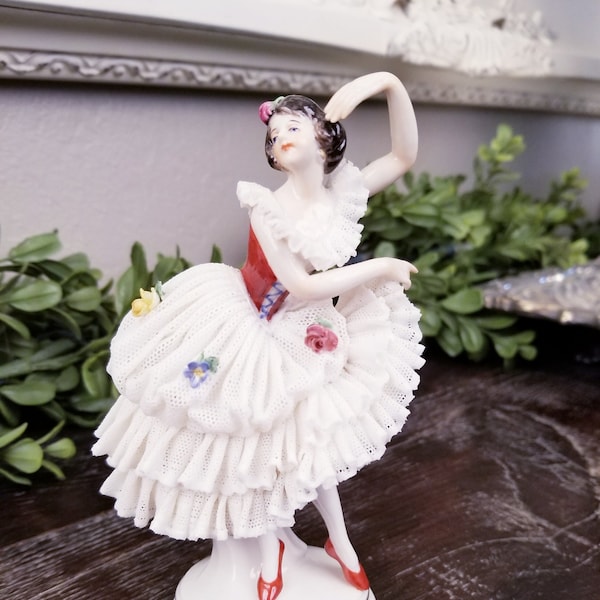 Aelteste Volkstedter Dresden Lace Dancer with Flowers 5 1/2" Tall * MINT