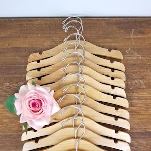 Cintres en bois massif et chrome pour bébés et tout-petits * Lot de 12