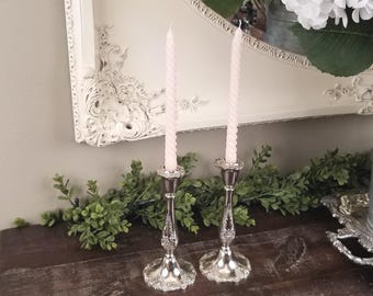 Par de candelabros antiguos Godinger de estilo barroco, bañados en plata.