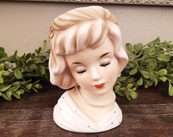 Bellissimo vaso vintage Napco Blonde da 6 pollici con testa di donna C 5716 e collana di perle
