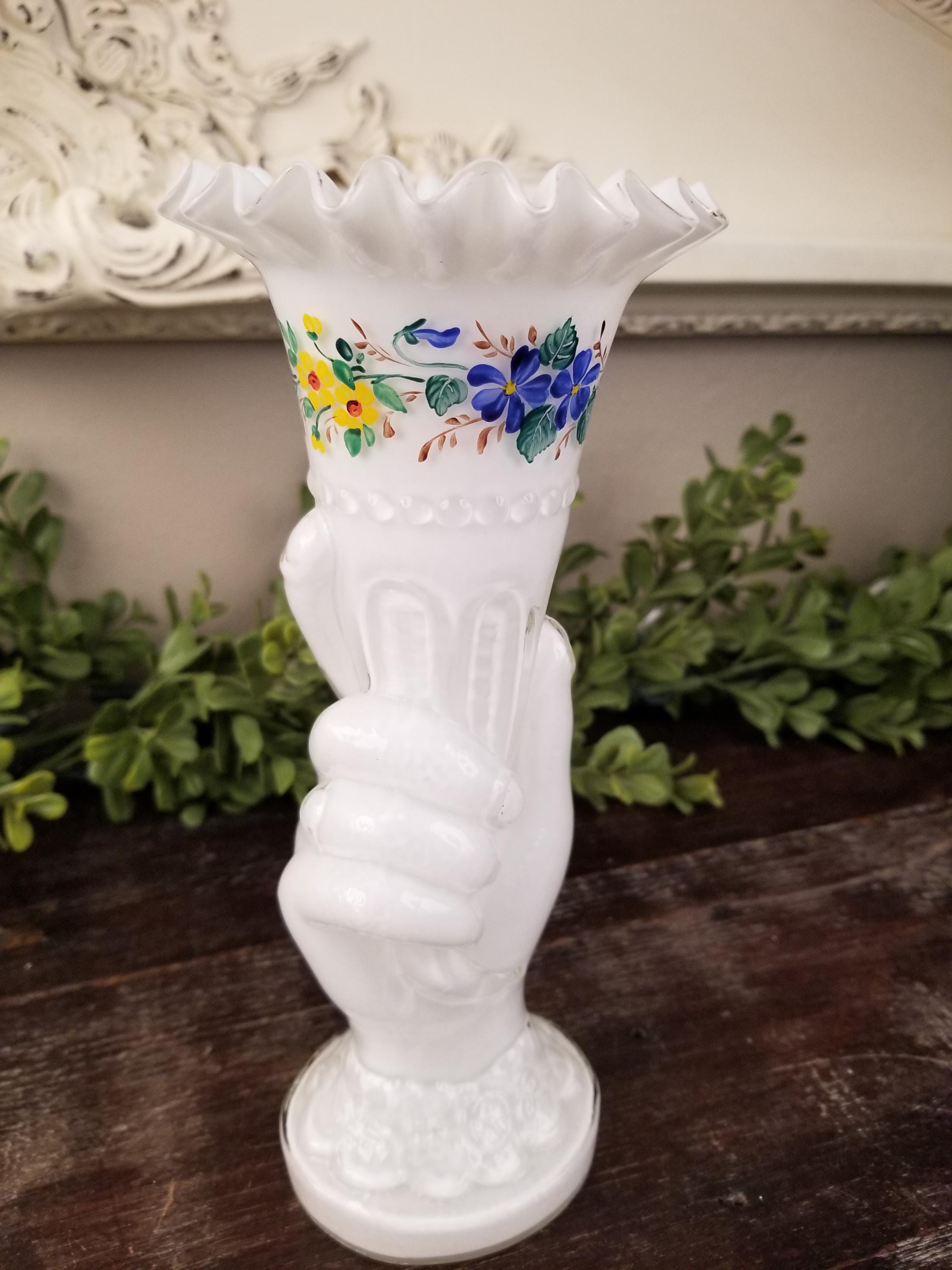 イギリス1930’s antique vintage flower vase Antique Victorian Hand Enameled Cased Glass Hand or Liberty Torch