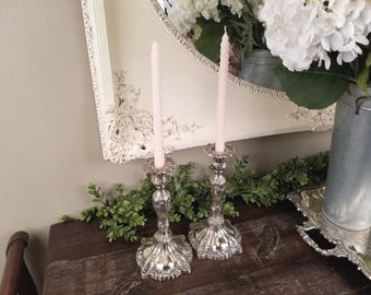 Par de castiçais antigos da era vitoriana, ornamentados em estilo rococó e banhados a prata.